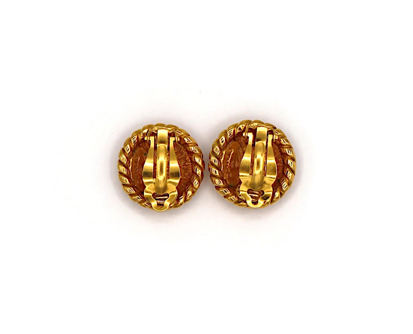 CHANEL Pendientes de clip CC vintage en tono dorado en venta 3