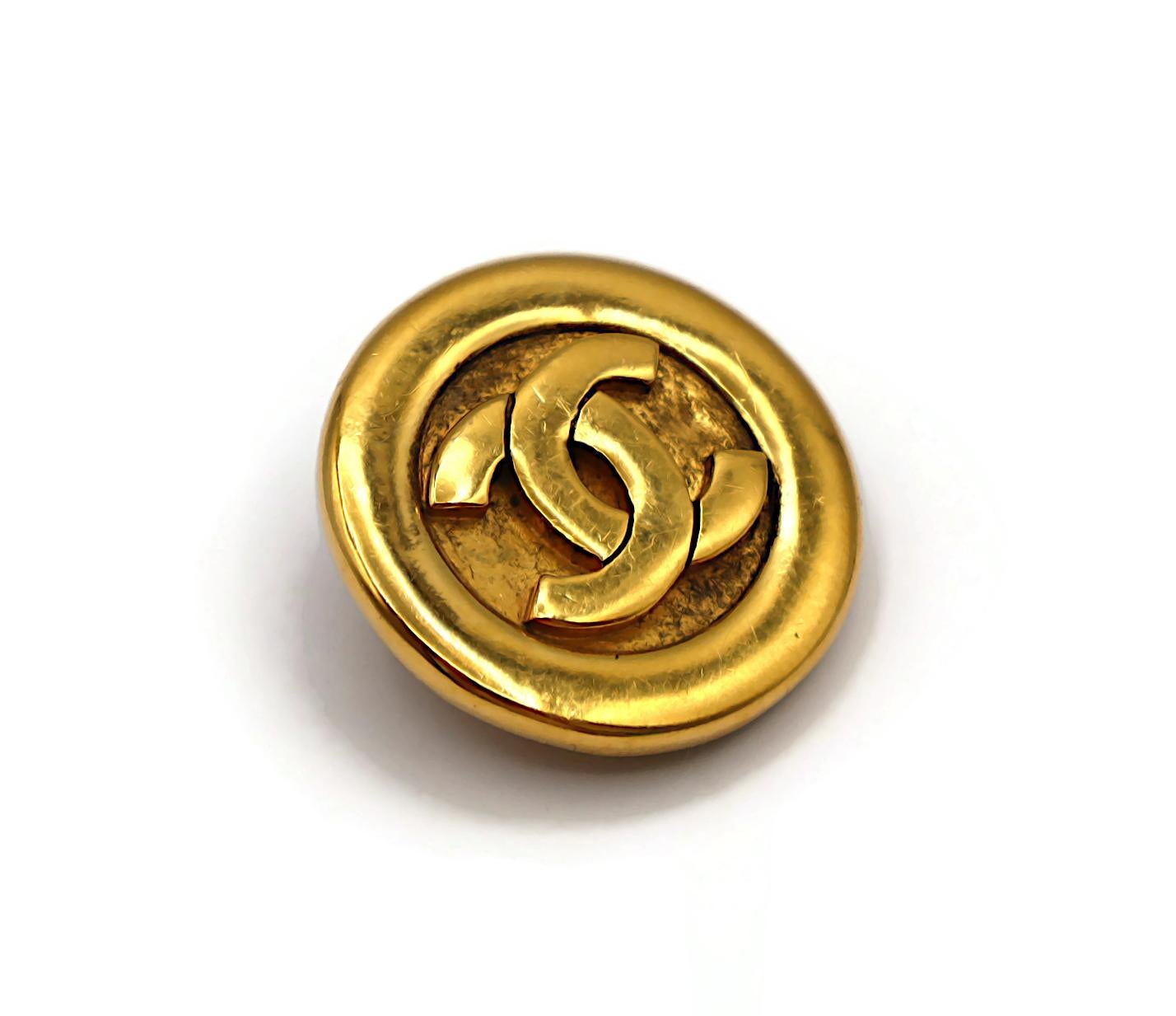 CHANEL Pendientes de clip CC vintage en tono dorado en venta 3