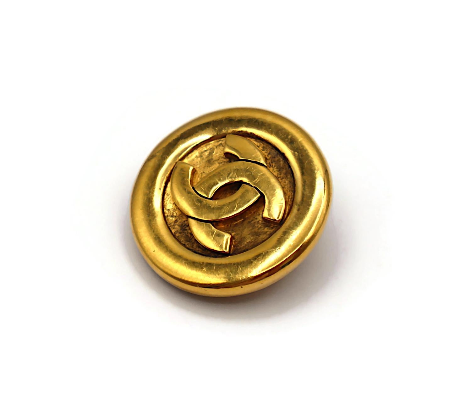 CHANEL Pendientes de clip CC vintage en tono dorado en venta 4