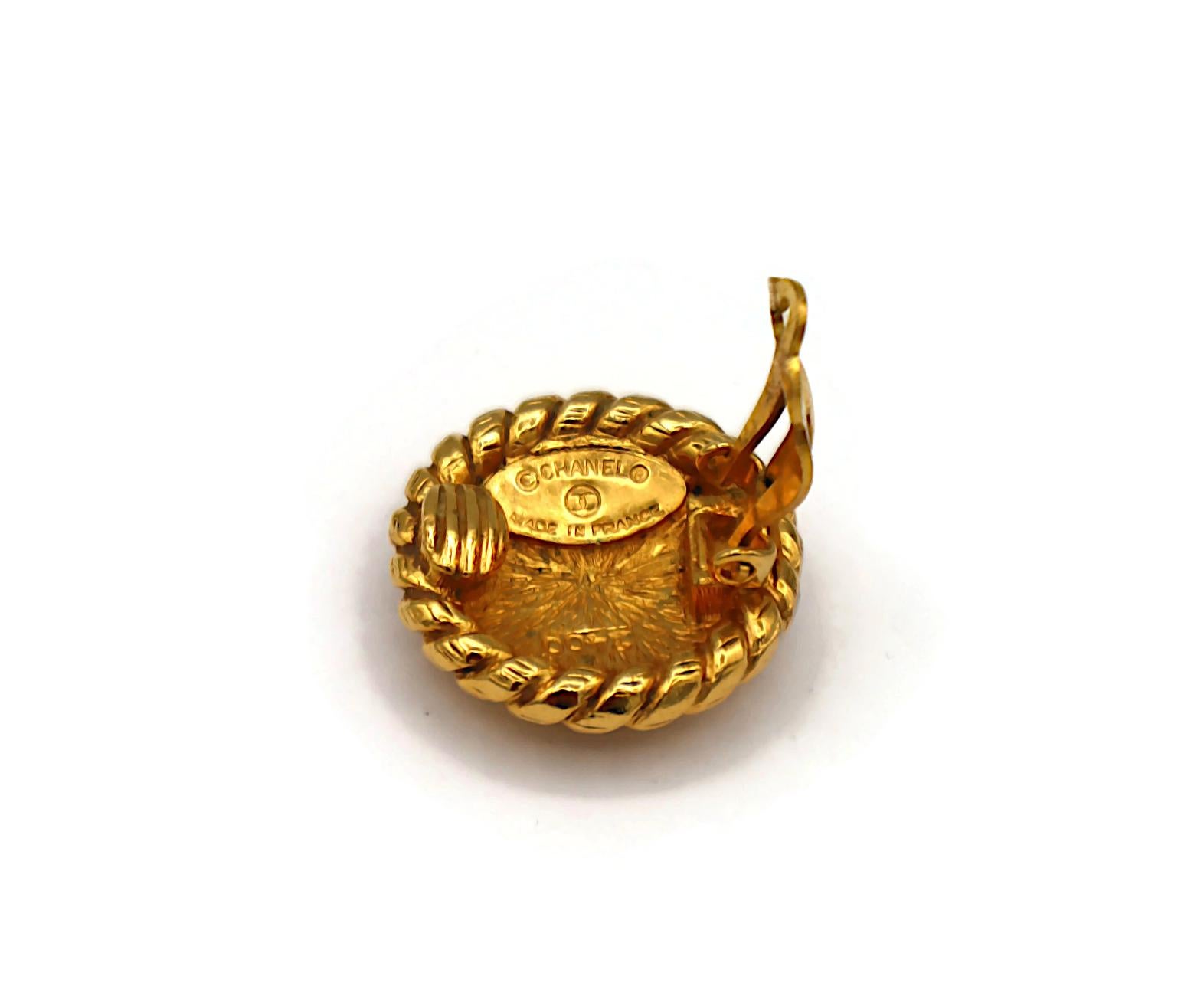 CHANEL Pendientes de clip CC vintage en tono dorado en venta 5