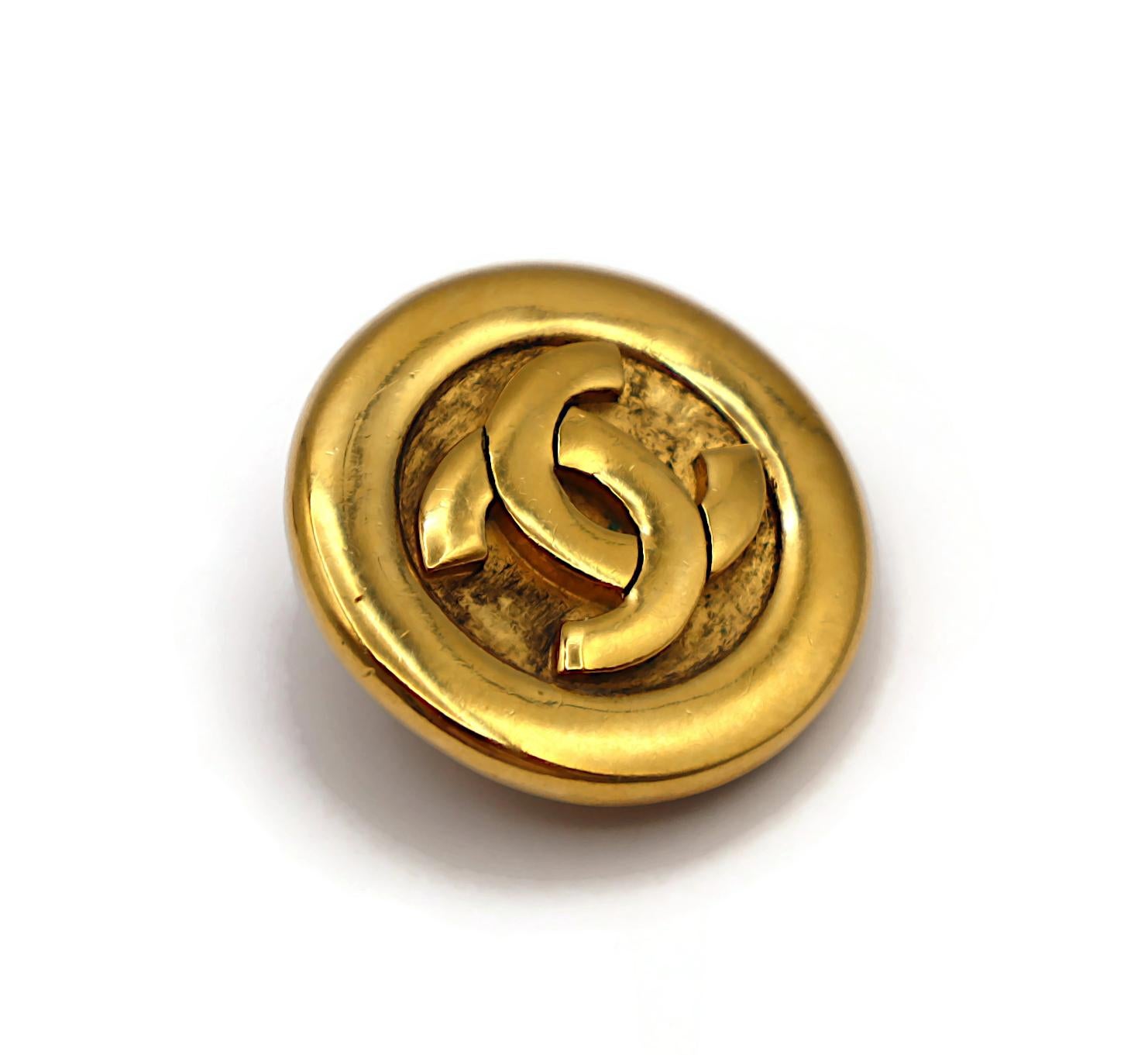 CHANEL Pendientes de clip CC vintage en tono dorado en venta 5