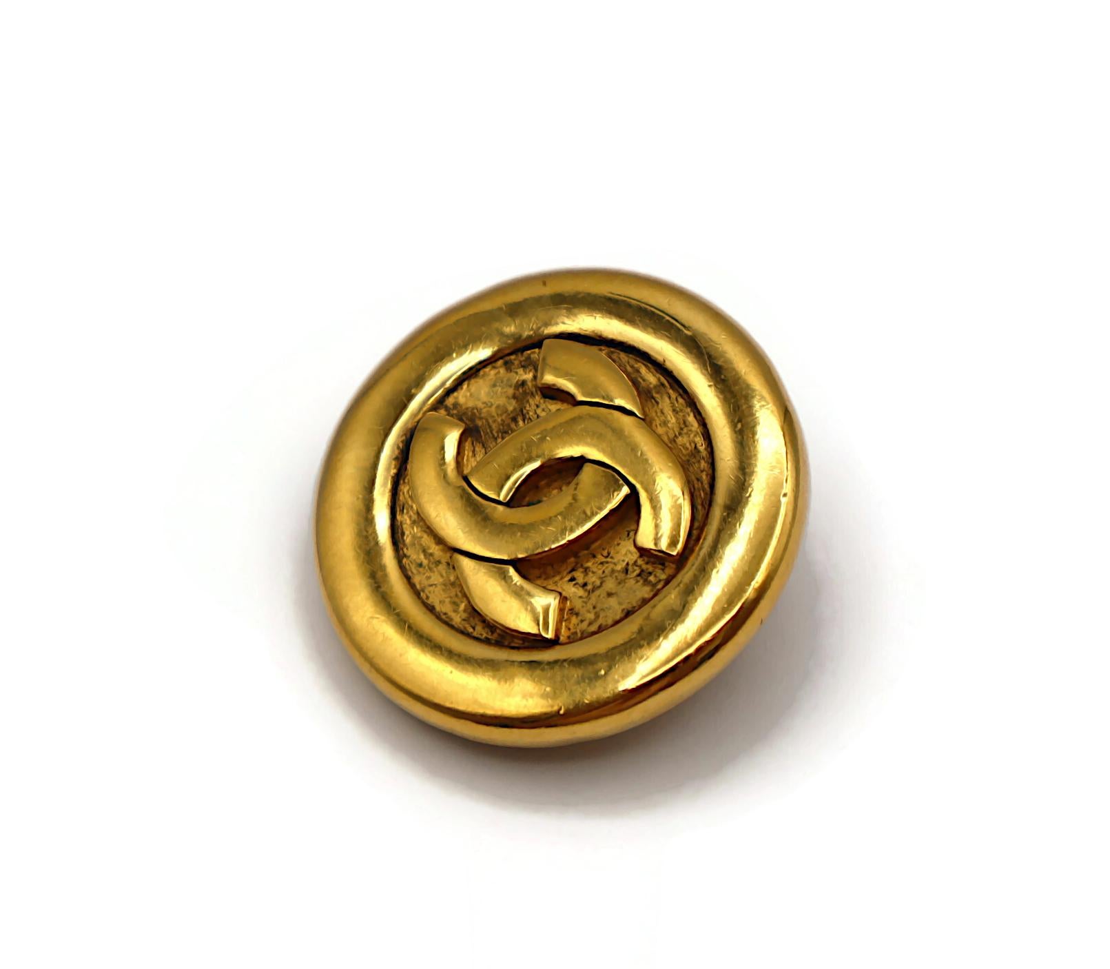 CHANEL Pendientes de clip CC vintage en tono dorado en venta 6