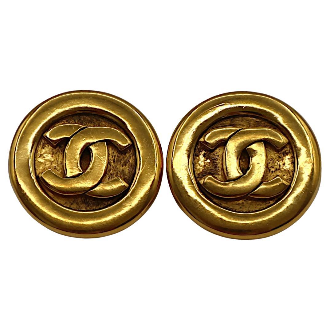 CHANEL Pendientes de clip CC vintage en tono dorado en venta