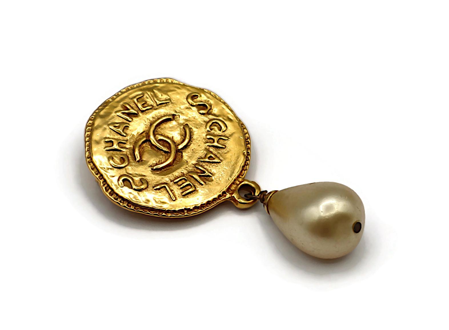 CHANEL Vintage Gold Tone CC Medallion & Faux Pearl Brooch In Good Condition For Sale In Nice, FR