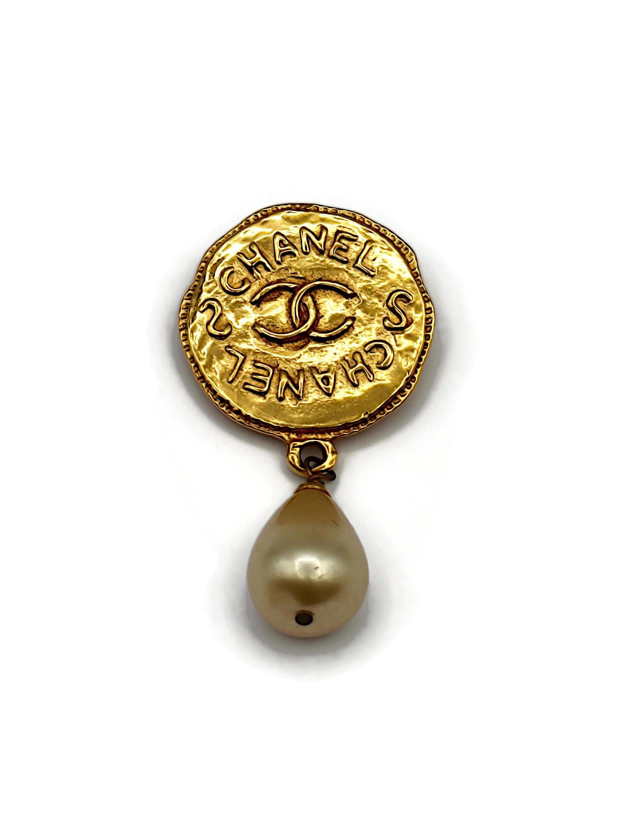 Women's CHANEL Vintage Gold Tone CC Medallion & Faux Pearl Brooch For Sale
