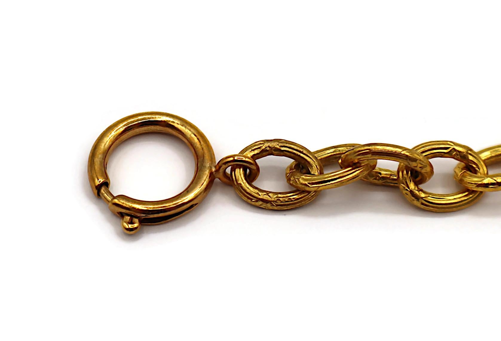 CHANEL Vintage Gold Tone CC Medallion Pendant Sautoir Necklace, 1993 In Good Condition For Sale In Nice, FR