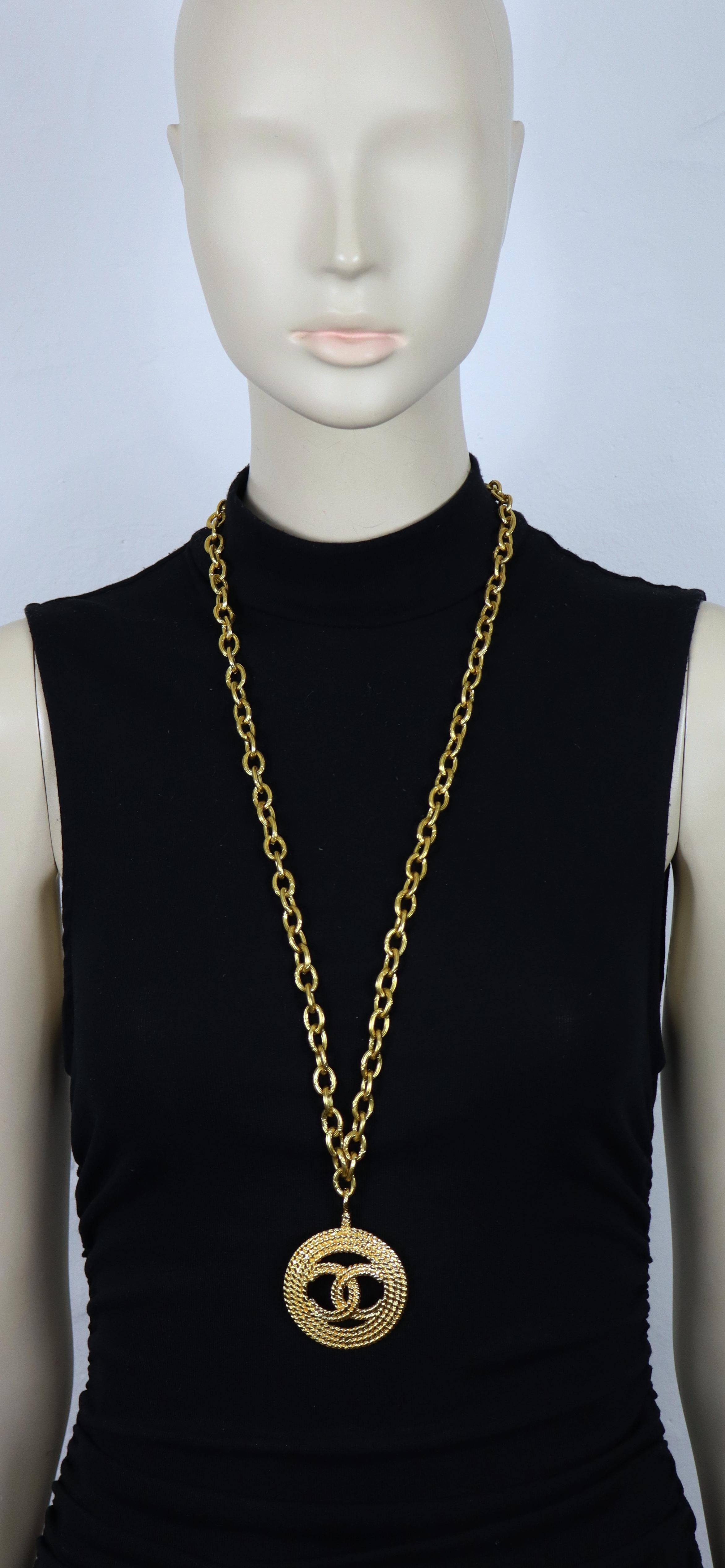 CHANEL vintage gold tone sautoir necklace featuring a chunky link chain and a round rope-like design CC medallion pendant.

Spring clasp closure.

Marked CHANEL 2 8 Made in France.
Collection year : 1993.

Indicative measurements : total length