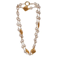 Chanel Vintage Goldfarbene Kette mit Kunstperlenkette, Frankreich, 1990