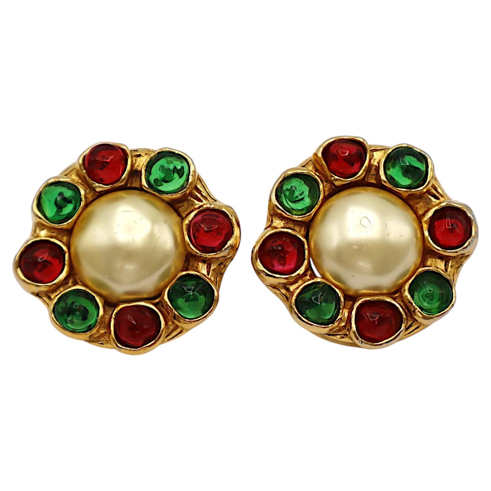 Orecchini a clip Chanel vintage color oro con perle sintetiche e cabochon Gripoix
