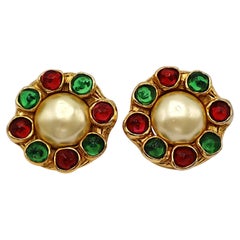 Pendientes vintage de CHANEL con clip, en tono dorado, con perlas sintéticas y cabujones de Gripoix