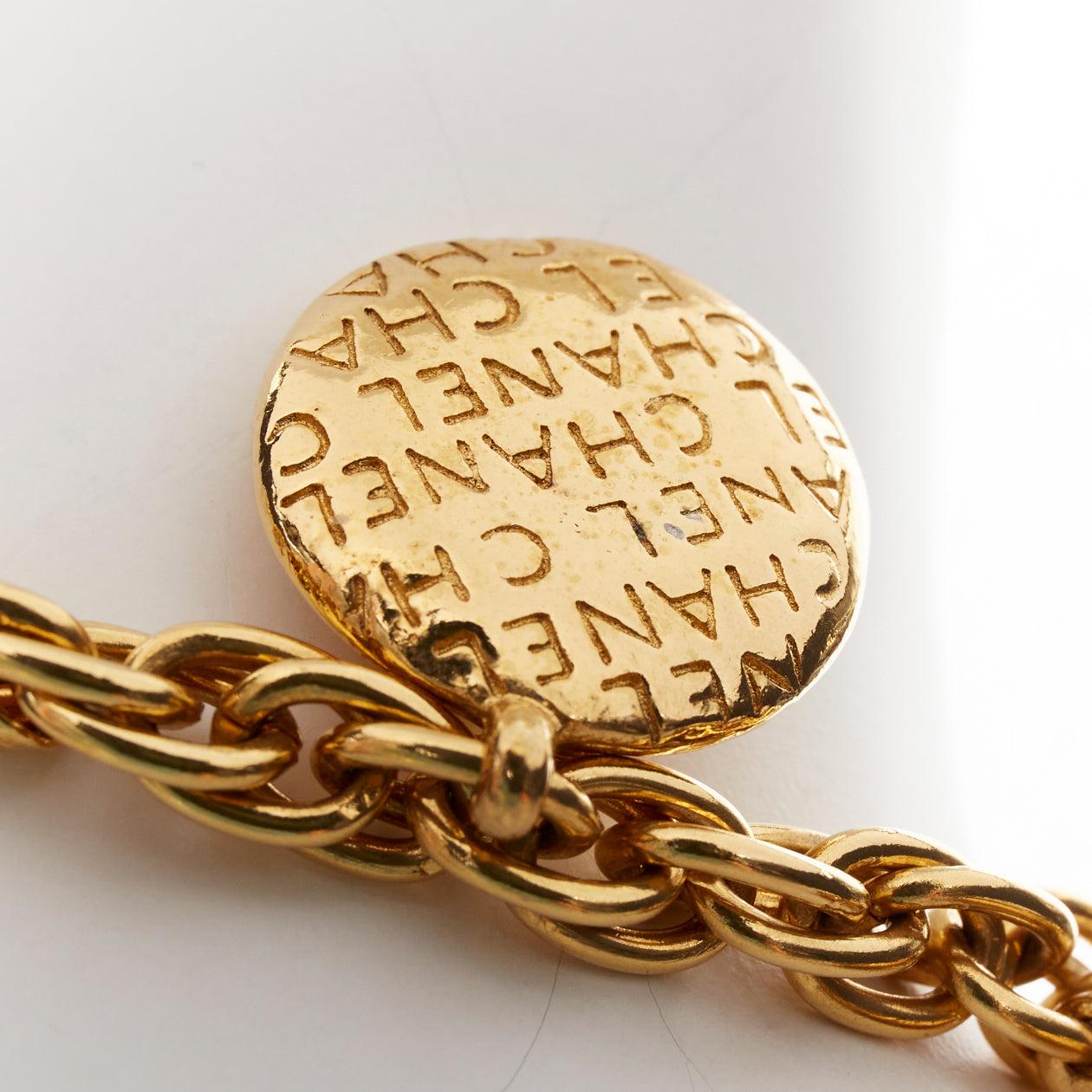 CHANEL Vintage Goldton Coco Mademoiselle Medaillon Kette Prinzessin Halskette
Referenz: TGAS/F00112
Marke: Chanel
MATERIAL: Metall
Farbe: Gold
Muster: Solide
Verschluss: Schließe
Zusätzliche Details: Chanel Mademoiselle Medaillon-Halskette aus