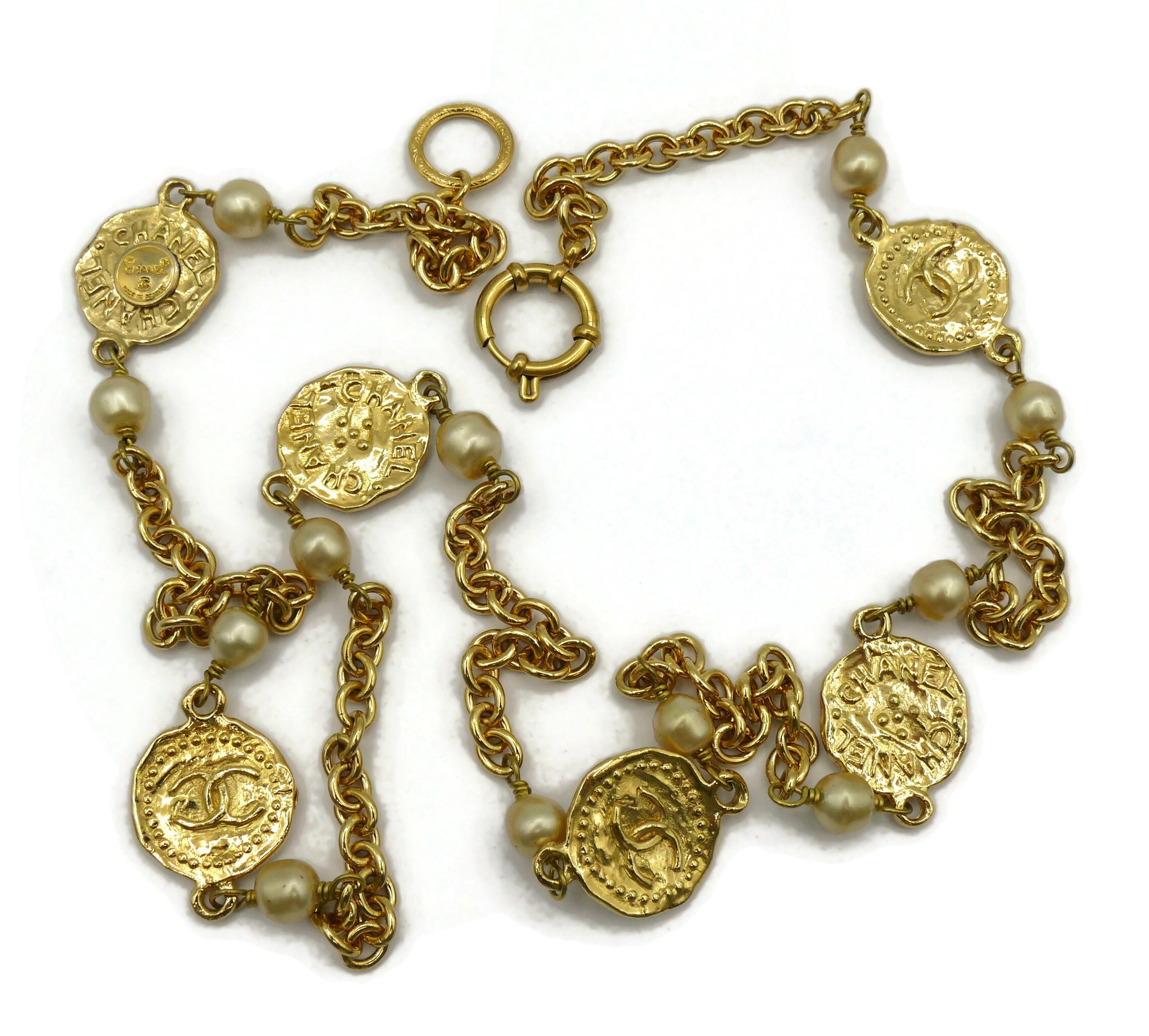 CHANEL Vintage Goldfarbene Münze- und Kunstperlenkette im Angebot 12