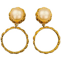 CHANEL Vintage Gold Tone Faux Pearl CC texturierte Drop Hoop Ohrringe Clip auf