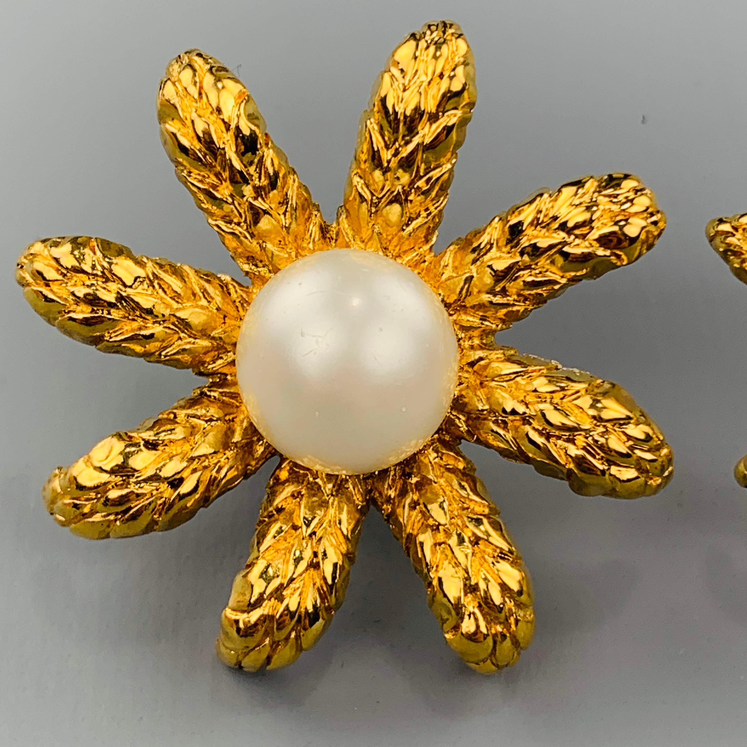 CHANEL Vintage Gold Tone Faux Pearl Flower Clip On Earrings In Good Condition In San Francisco, CA