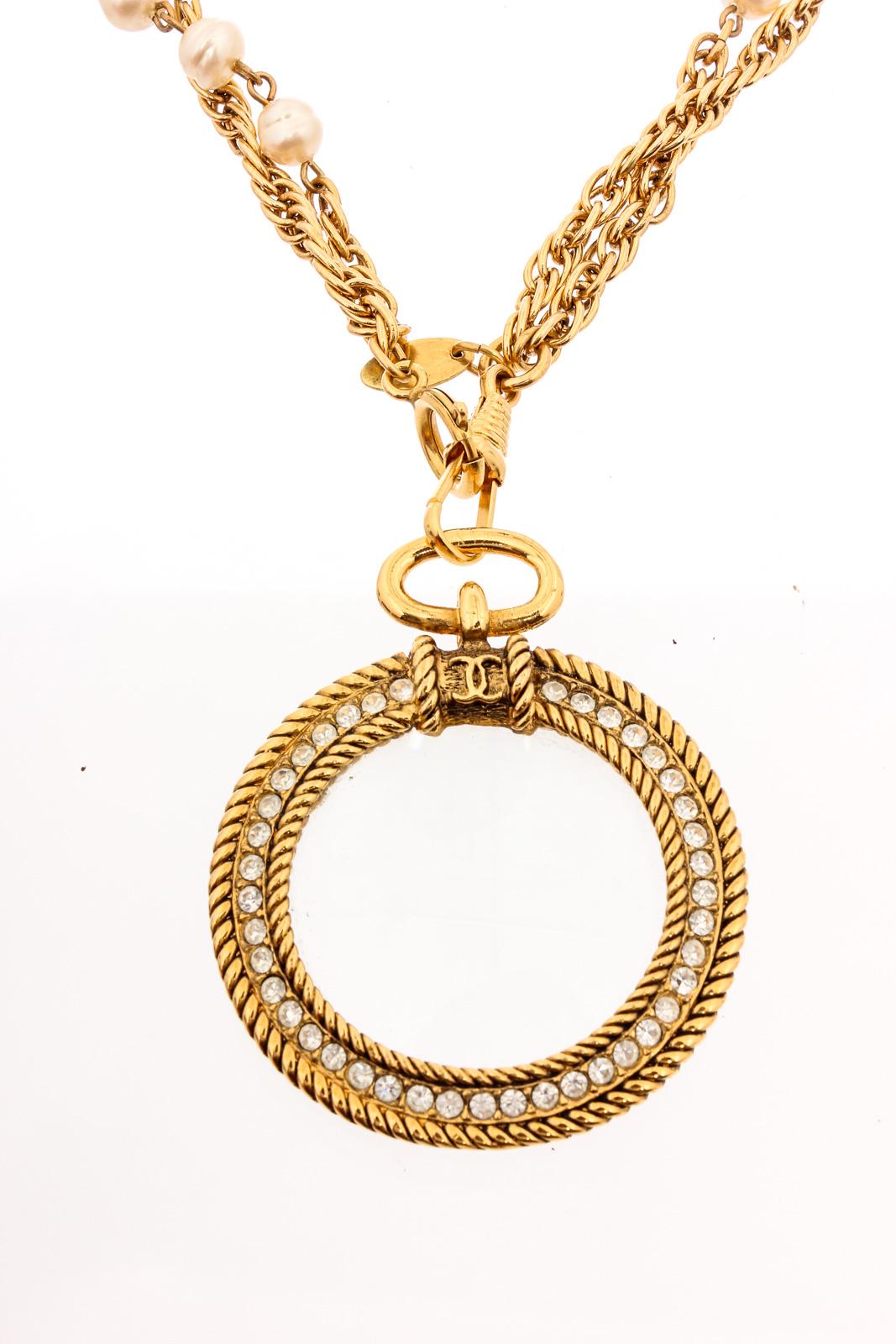 Chanel Vintage Gold Tone Faux Pearl Magnifying Glass Medallion Necklace In Good Condition In Irvine, CA