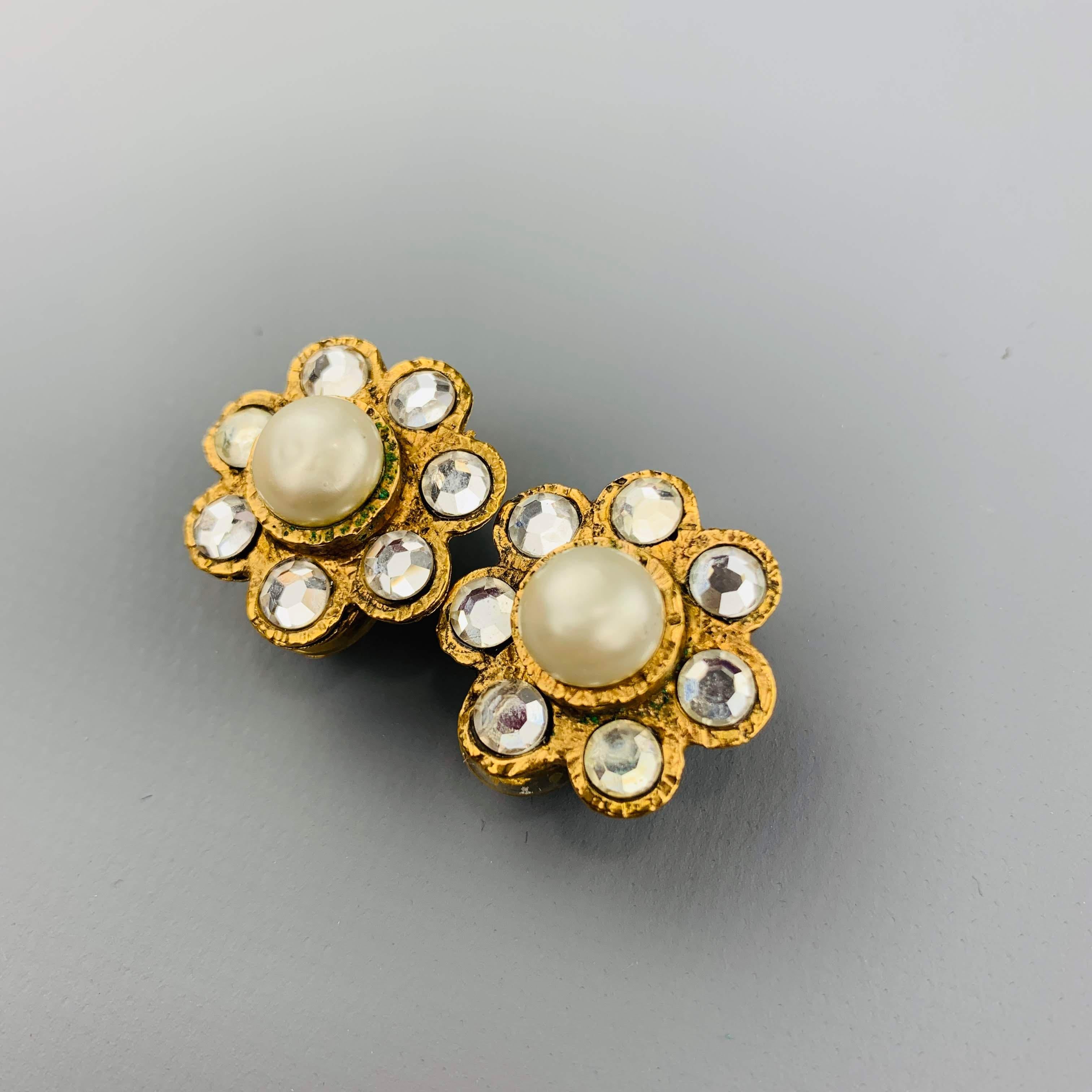 Vintage CHANEL circa 1996 clip on earrings come in yellow gold tone metal and feature a cluster of clear rhinestones in a flower formation with faux pear center. Made in France.
 
Good Pre-Owned Condition.
Marked: 96 A
 
1.5 cm.