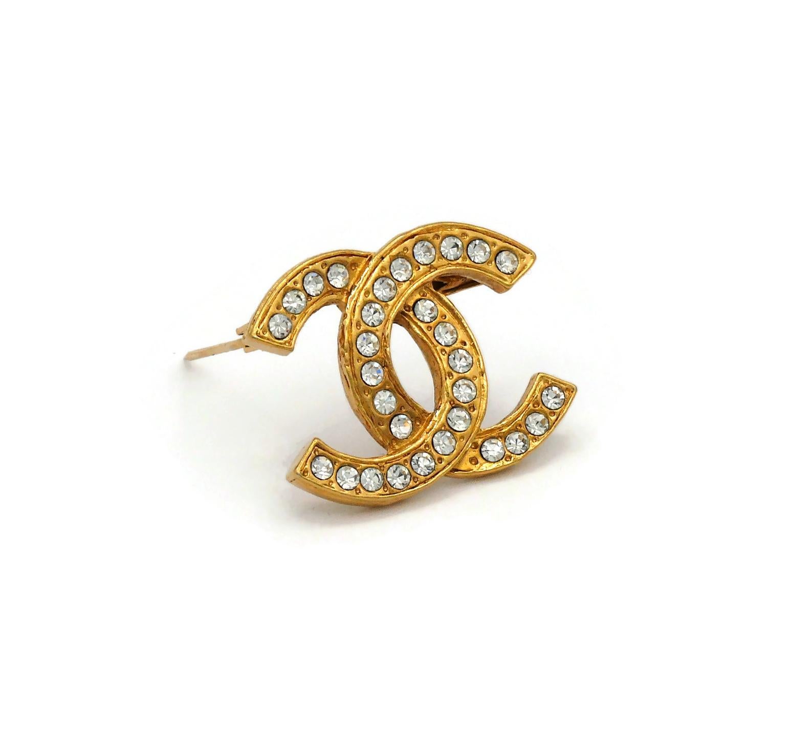 CHANEL Vintage Gold Tone Jewelled CC Brooch In Good Condition For Sale In Nice, FR