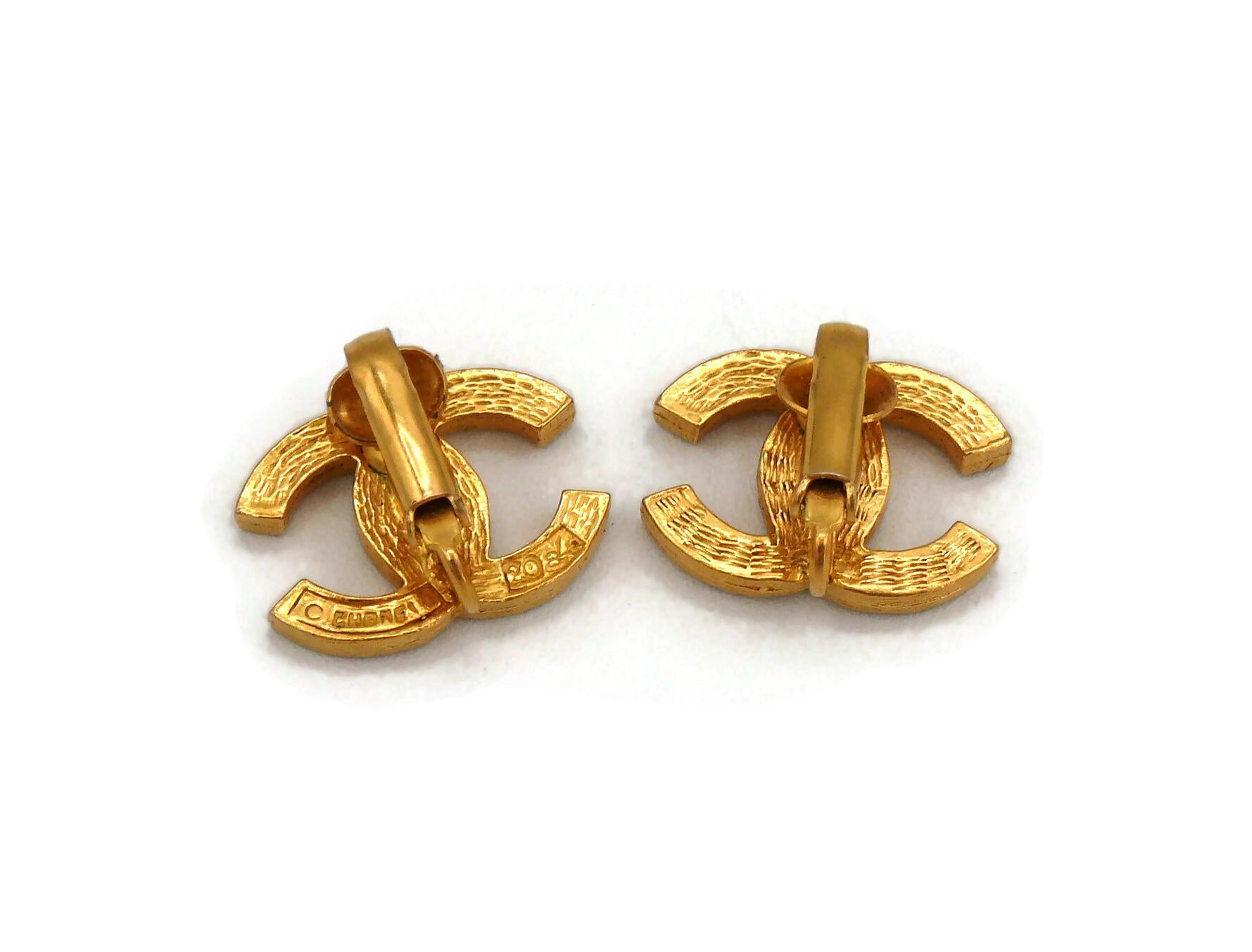 CHANEL Vintage Gold Tone Jewelled CC Clip-On Earrings In Good Condition For Sale In Nice, FR