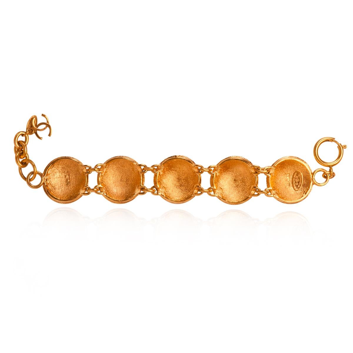 Bracelet chaîne médaillon vintage Chanel en métal doré, fabriqué en France, années 1990.
Le bracelet est estampillé.

Origine : France
Taille : 24,0 cm
Condit : En très bon état avec peu d'éraflures.

Nous garantissons l'authenticité et la qualité