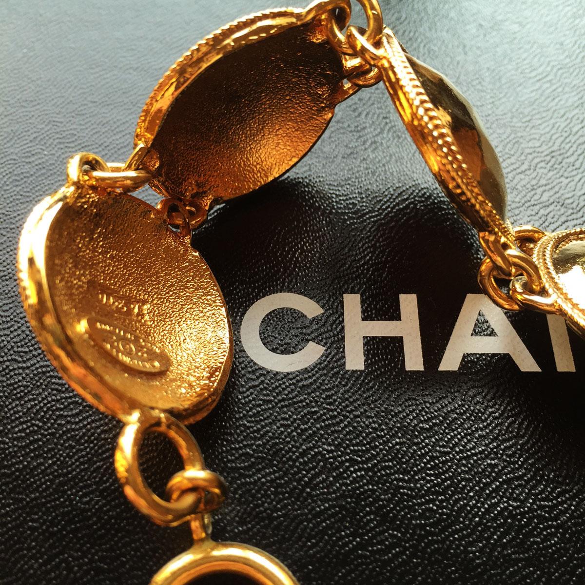 Chanel Vintage Gold-Tone Medallion Chain Bracelet, France, 1990s In Good Condition In Praha 2, Hlavní město Praha