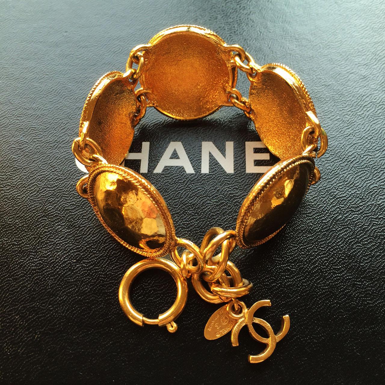 Chanel Vintage Goldfarbenes Medaillon-Kettenarmband mit Medaillon, Frankreich, 1990er Jahre Damen
