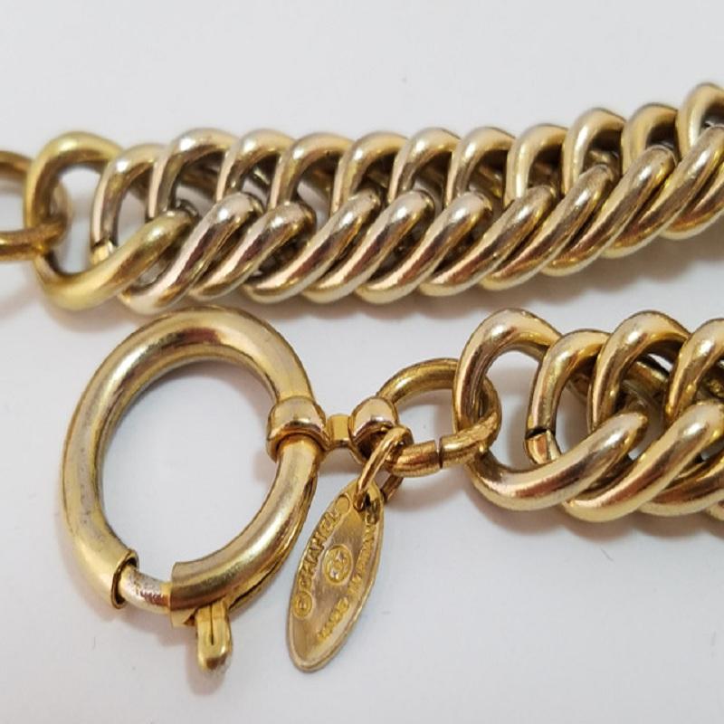 La pulsera de cadena Chanel incluye herrajes dorados, colgante redondo 31 Rue Cambon Paris, detalle de eslabones y cierre de anilla de resorte.


71184MSC