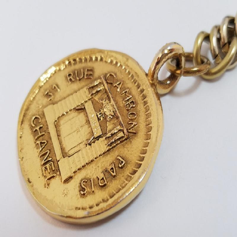 Chanel Vintage Pulsera de metal dorado 31 Rue Cambon Paris Cadena redonda con dije en venta 1