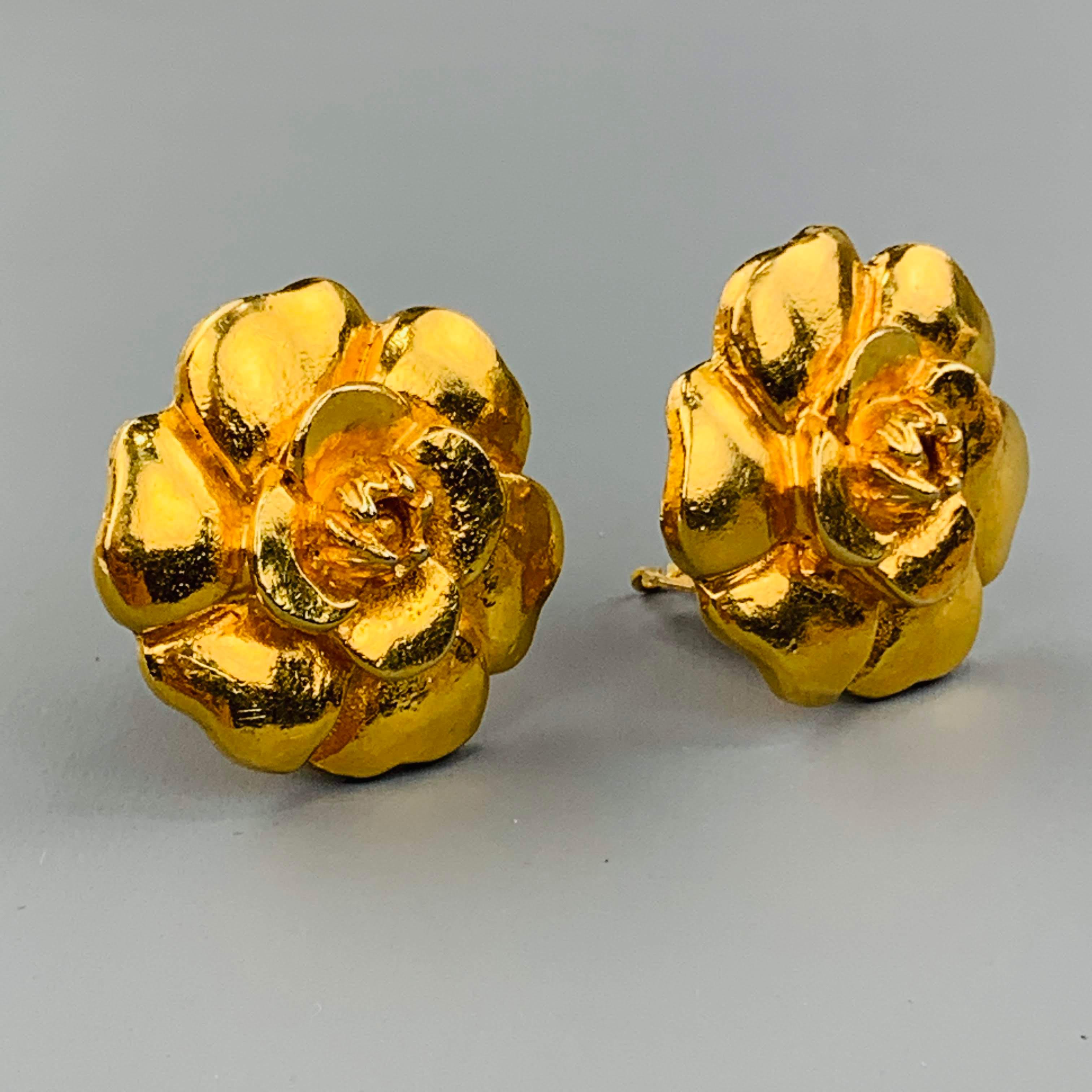Vintage CHANEL (Circa 1971-1980) clip on earrings come in yellow gold tone metal with a 3D Camellia flower motif. Wear from age. Made in France.
 
Good Pre-Owned Condition.
 
3.5 x 3.25 cm.