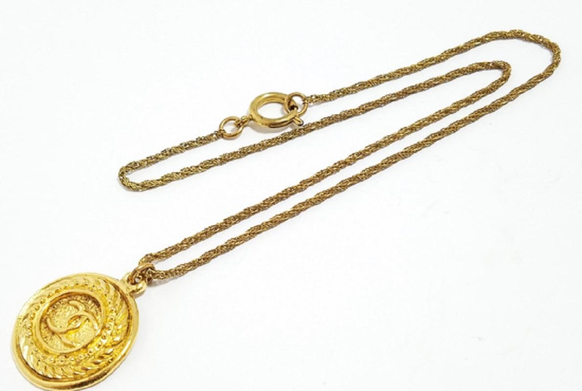 Chanel CC necklace features gold-tone metal, a round pendant with interlocking CC logo at the center surrounded by twist accent and a spring ring closure.


68415MSC