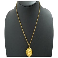 Chanel, collier pendentif en métal doré vintage avec pièce de monnaie CC Coco