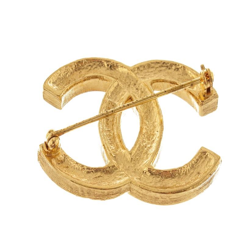 Chanel Vintage Gold-tone Metal CC Rhinestone Brooch features CC logo Chanel brooch with rhinestones, gold-tone hardware and safety-pin closure clasp.



57022MSC