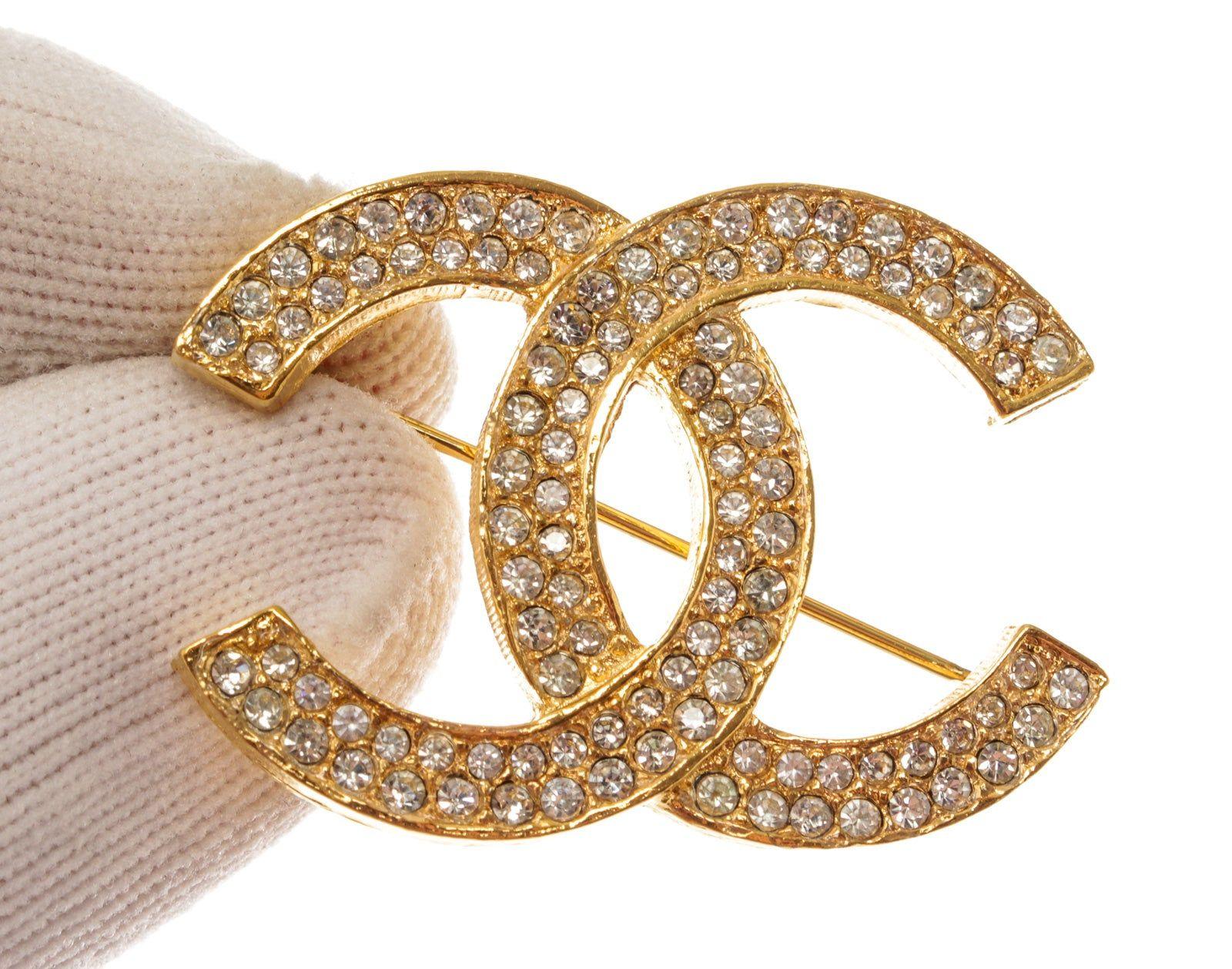 Chanel Vintage Gold-tone Metal CC Rhinestone Brooch features CC logo Chanel brooch with rhinestones, gold-tone hardware and safety-pin closure clasp.


57022MSC