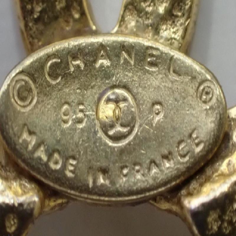 Women's Chanel Vintage Gold-Tone Metal CC Spring Flower Long Necklace For Sale