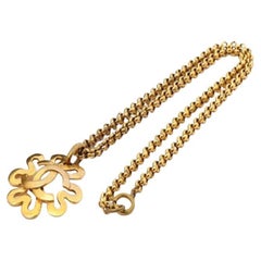Chanel, collier long vintage à fleurs en métal doré CC
