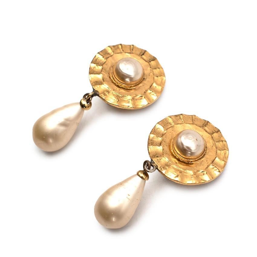 Chanel Vintage Gold-Tone Metal & Faux-Pearl Clip Drop Earrings

- Vintage item circa 70's-80's
- Gold tone metal shield-shape earring, set with a faux-pearl in the centre and teardrop shaped suspend faux-pearl
- Clip back

Materials:
Metal
Faux