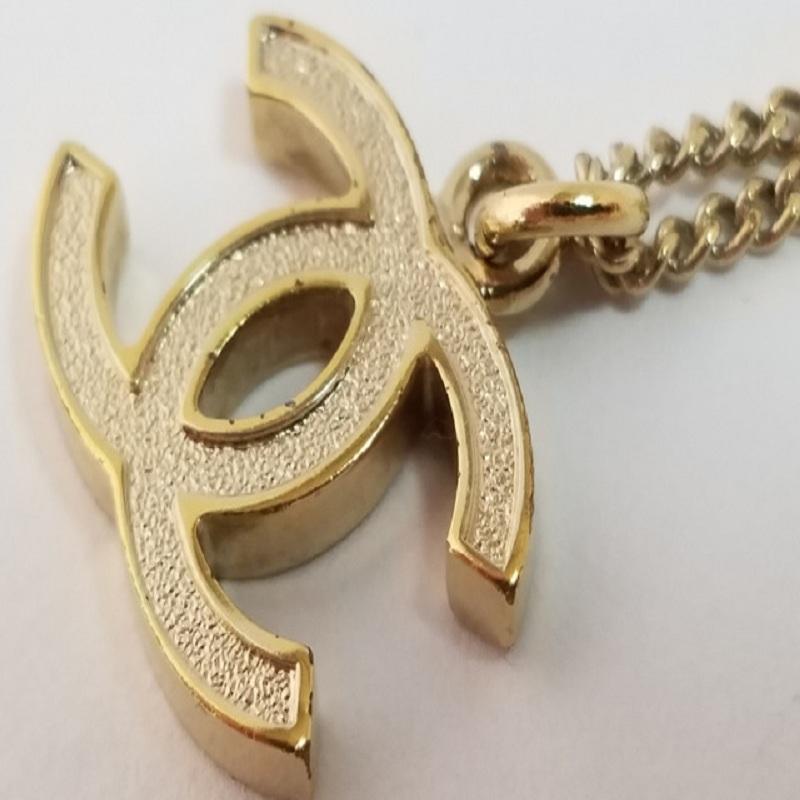 Chanel Vintage Goldfarbene Metall-Halskette mit CC-Logo in Großformat im Angebot 2