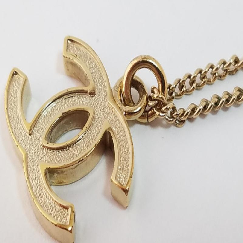 Chanel Vintage Goldfarbene Metall-Halskette mit CC-Logo in Großformat im Angebot 3