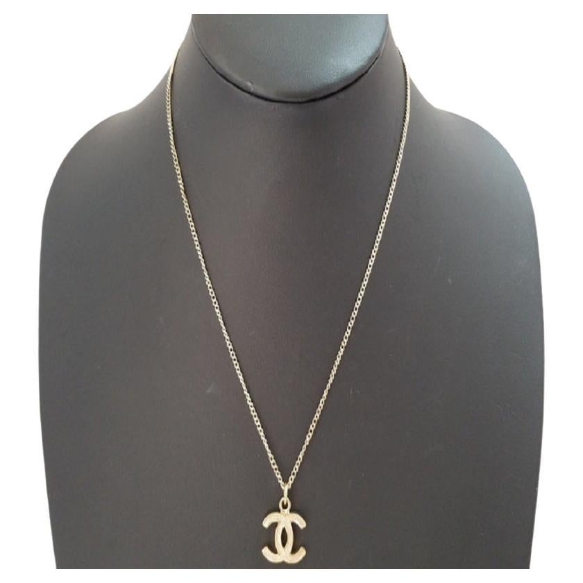 Chanel Vintage Goldfarbene Metall-Halskette mit CC-Logo in Großformat im Angebot