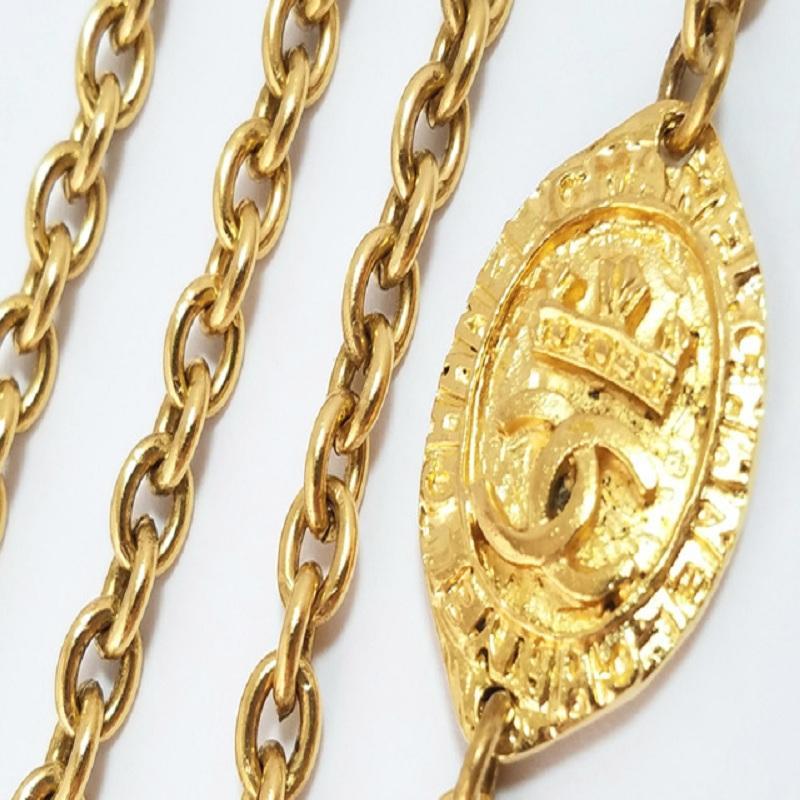 Diese goldfarbene Vintage-Halskette von Chanel besteht aus einem ovalen Medaillon mit Königskrone, einem ineinandergreifenden CC-Logo und einer langen Kette, die doppelt getragen werden kann.


72714MSC