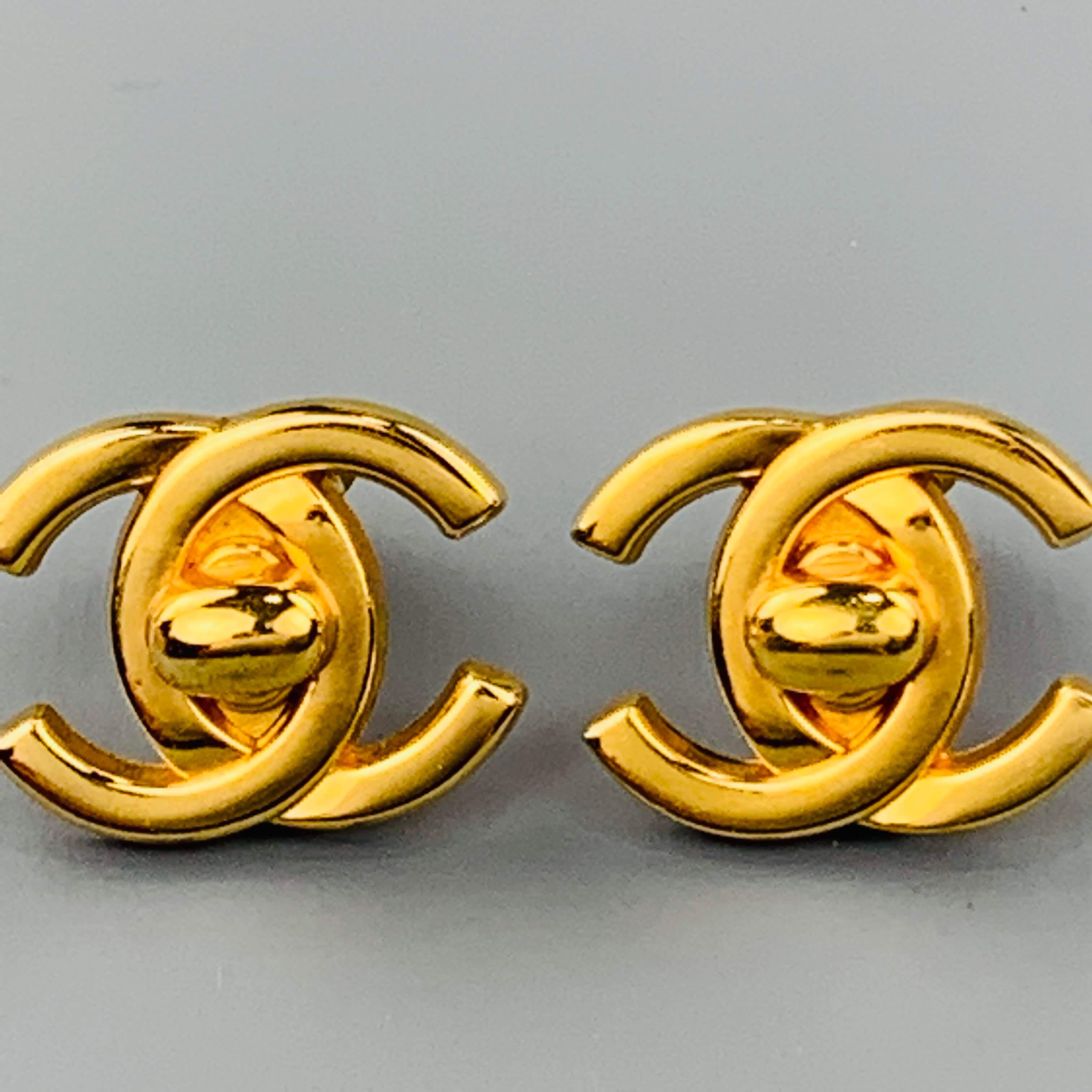 Vintage CHANEL circa Fall Winter 1996 clip on earrings come in yellow gold tone metal with a classic CC logo trunlock motif.
 
Very Good Pre-Owned Condition.
Marked: 96 A
 
1 x 0.75 in.