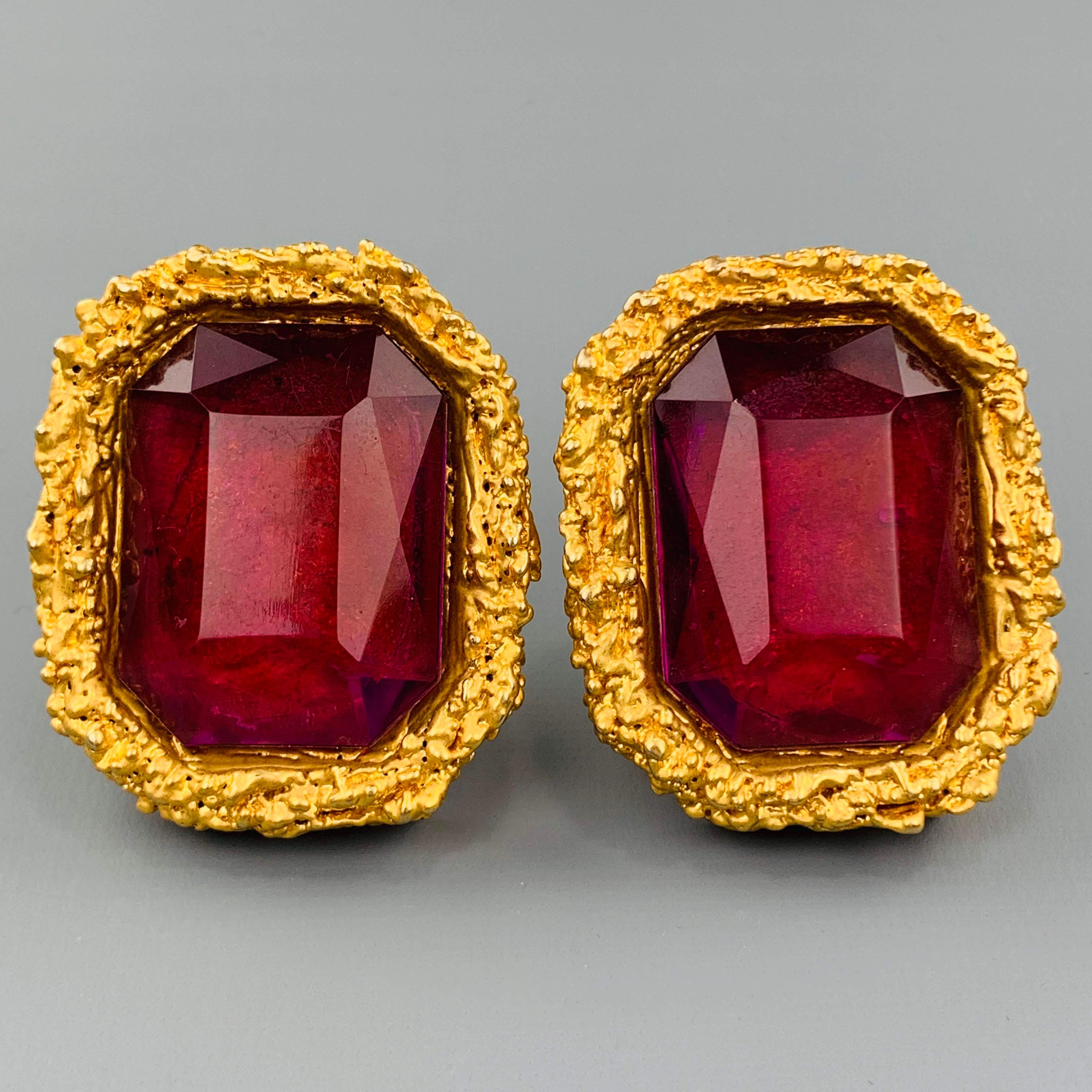 Vintage CHANEL Season 23 (Circa 1986-1992) clip on earrings feature a large, oversized fuchsia pink gem stone with textured yellow gold tone metal setting. Made in France.
 
Very Good Pre-Owned Condition.
Marked: 23
 
4 x 5 cm.
