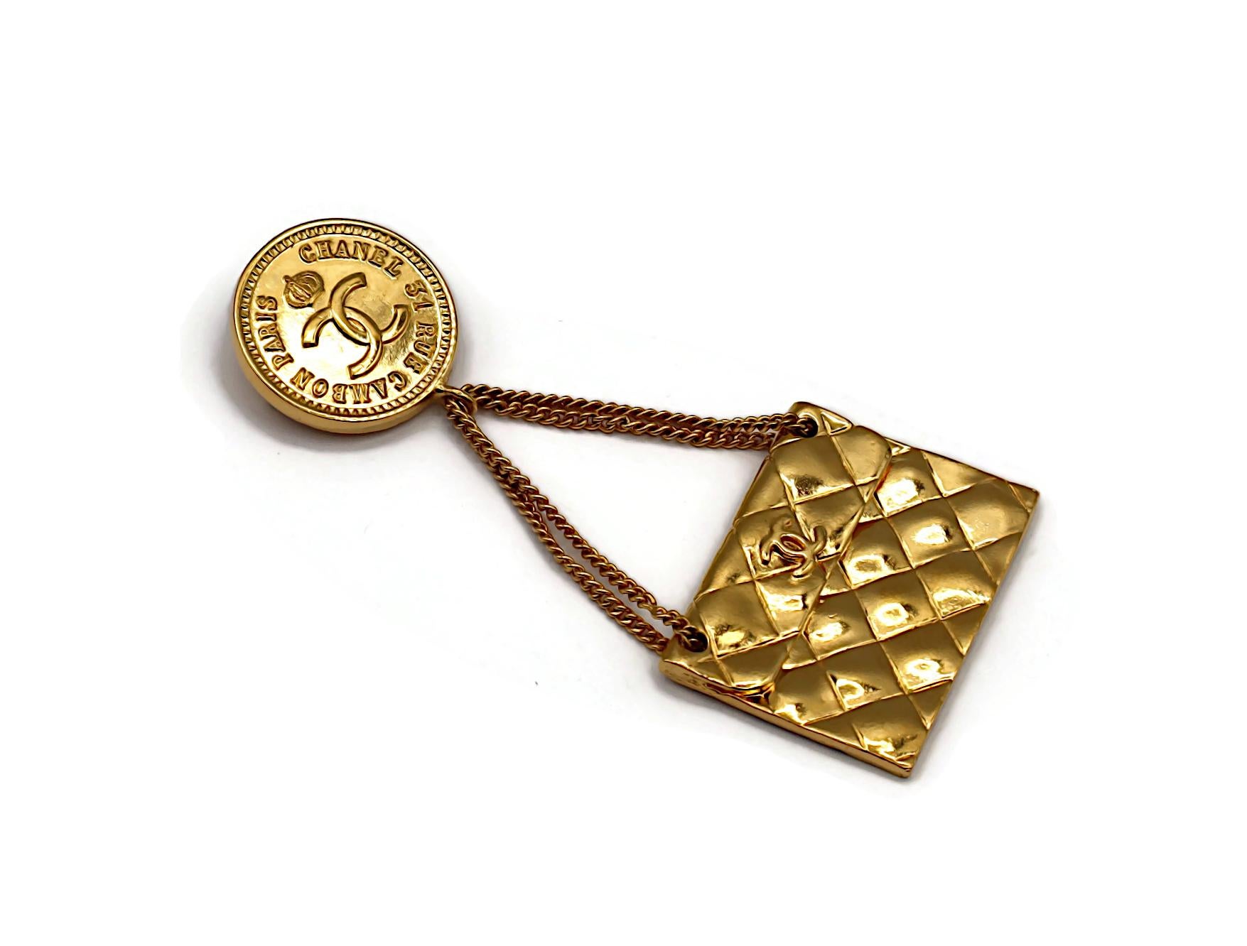 CHANEL Broche colgante de bolso acolchado vintage en tono dorado en Bueno estado para la venta en Nice, FR