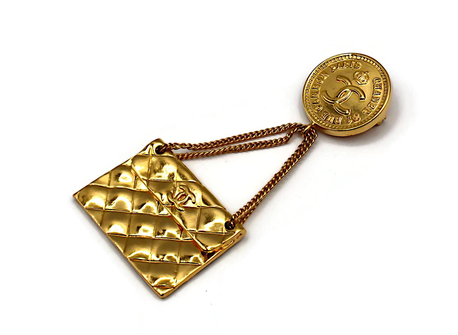 CHANEL Broche colgante de bolso acolchado vintage en tono dorado en venta 1