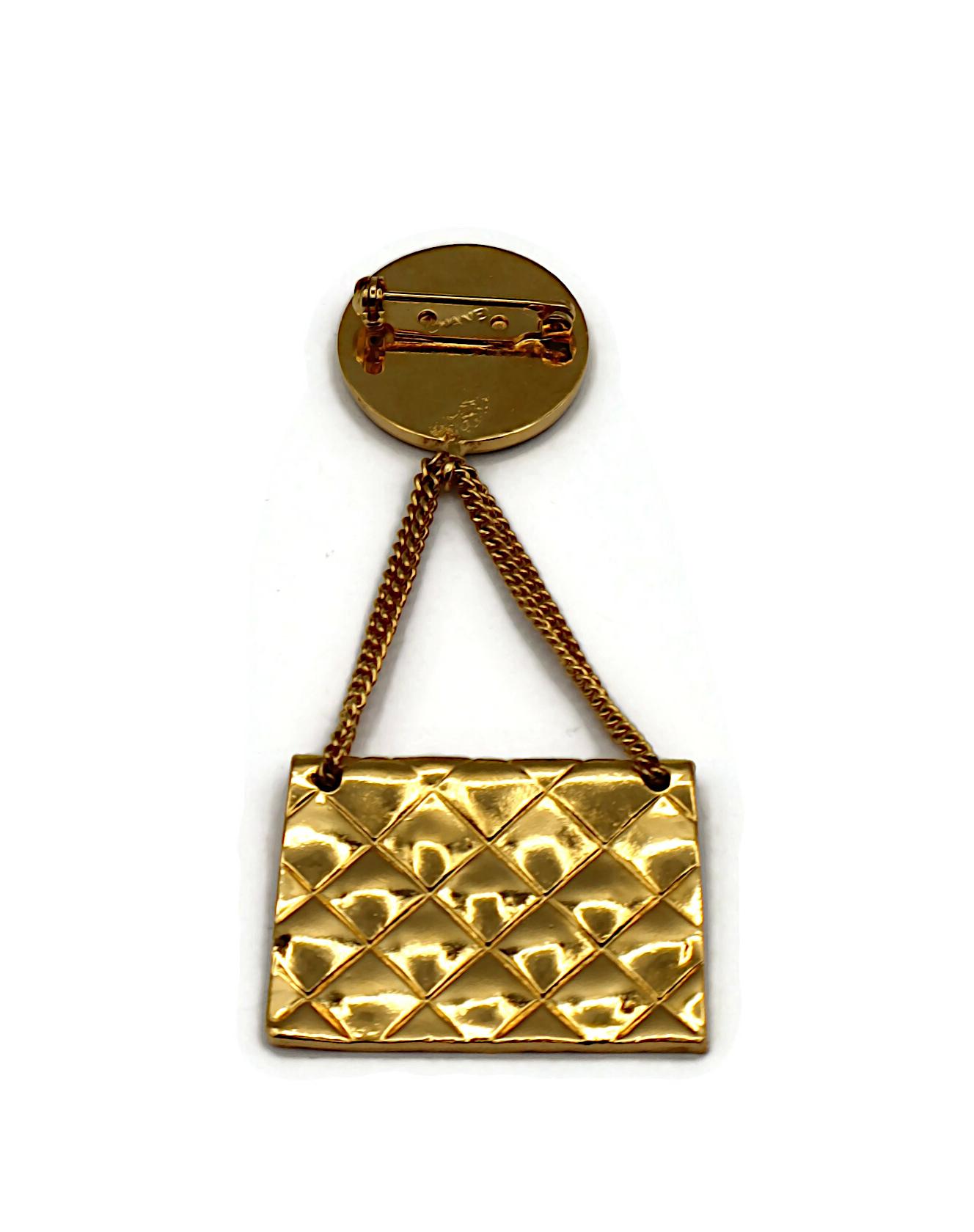 CHANEL Broche colgante de bolso acolchado vintage en tono dorado en venta 2