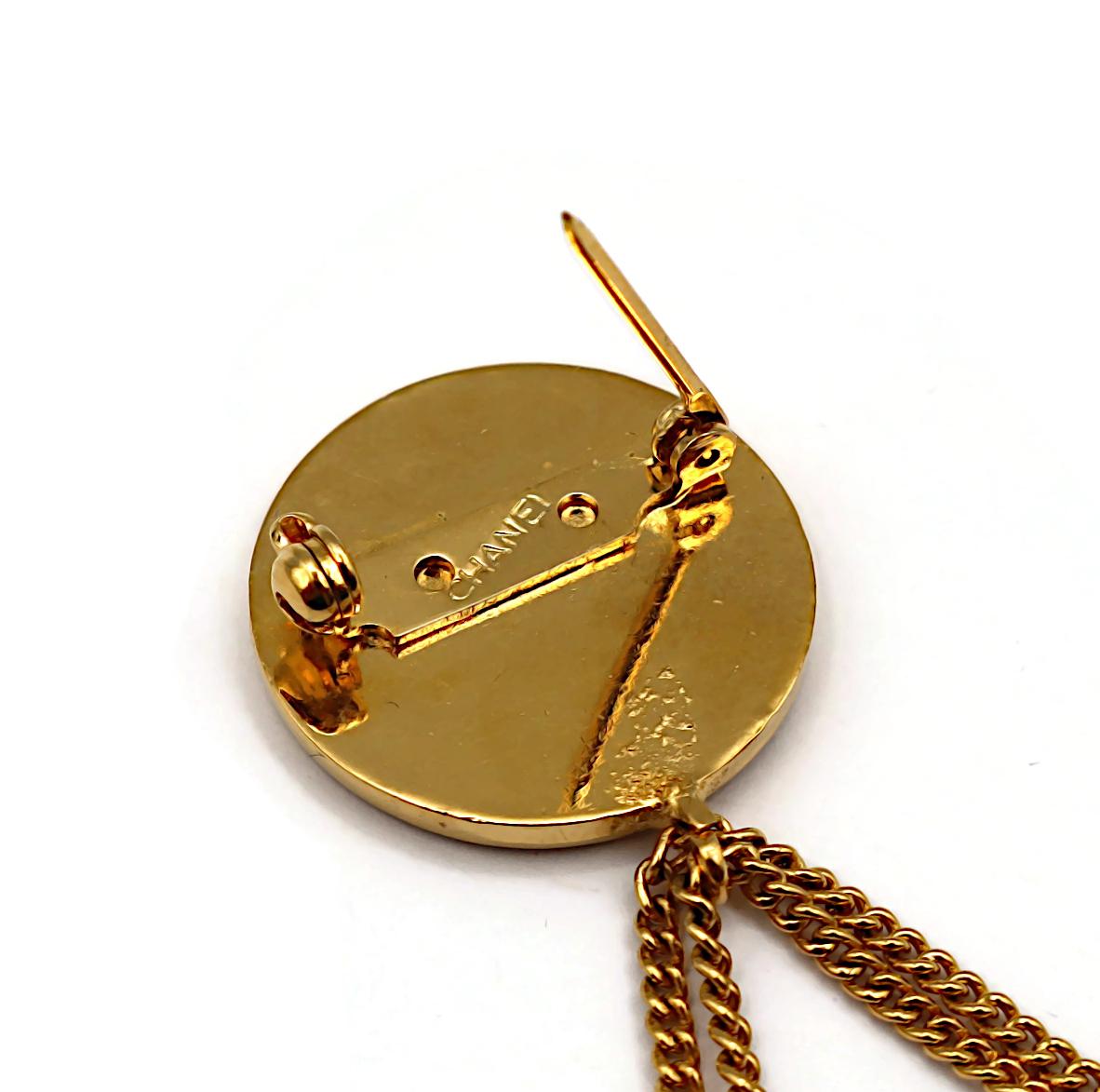CHANEL Broche colgante de bolso acolchado vintage en tono dorado en venta 3