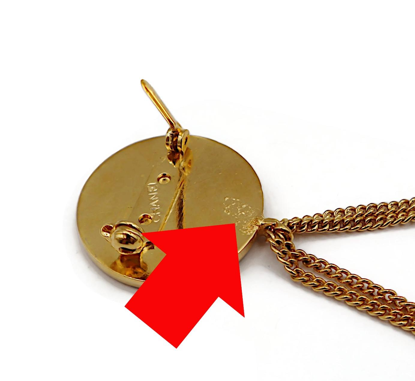 CHANEL Broche colgante de bolso acolchado vintage en tono dorado en venta 4