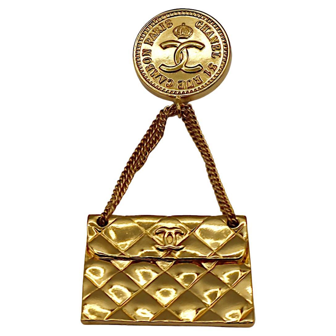 CHANEL Broche colgante de bolso acolchado vintage en tono dorado en venta