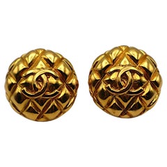 CHANEL - Boucles d'oreilles clips CC matelassées en or vintage