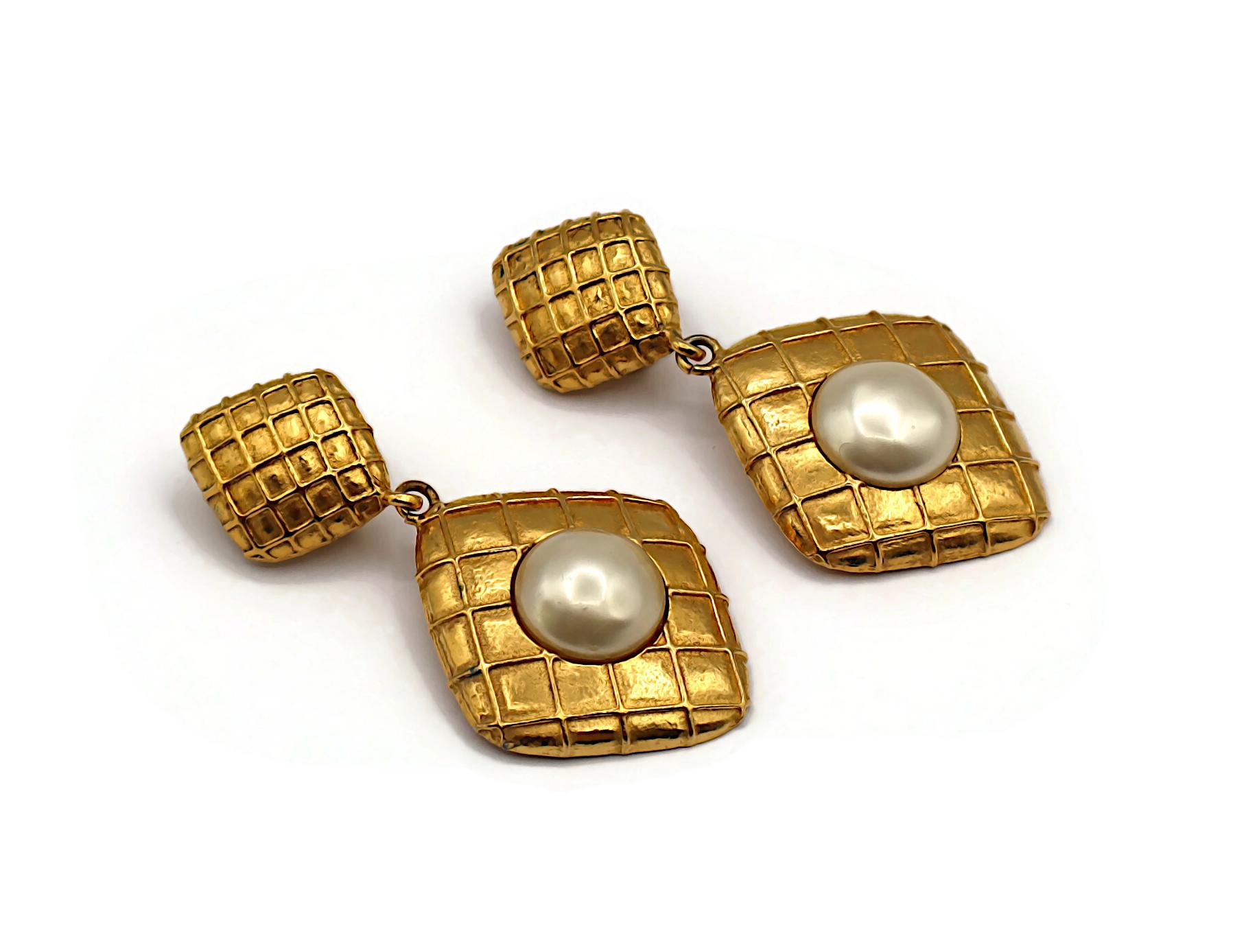 CHANEL Vintage Gold Tone Quilted Losange Dangle Earrings In Good Condition For Sale In Nice, FR