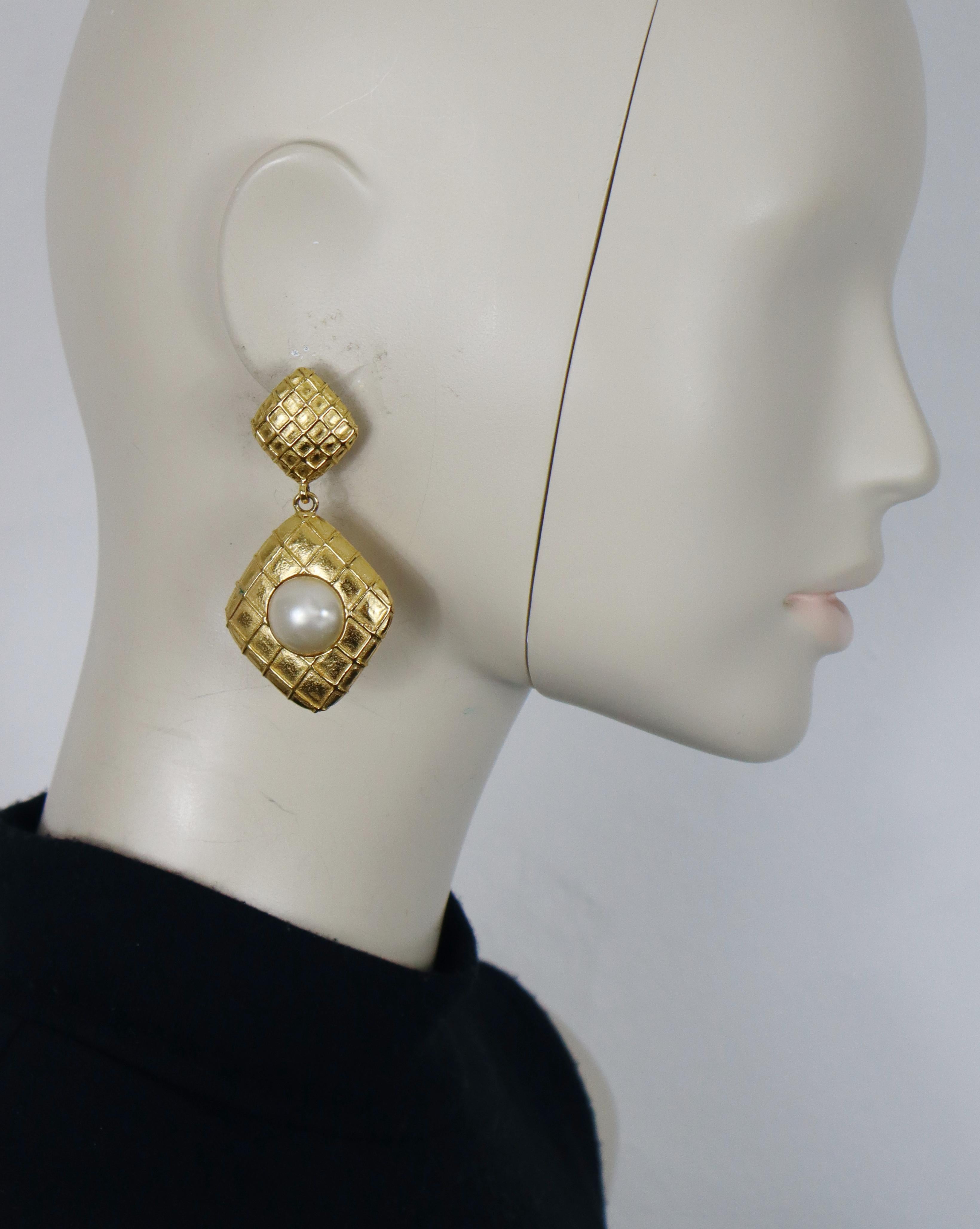 CHANEL vintage gold tone quilted losange dangle earrings embellished with a faux pearl.

Embossed CHANEL Made in France.

Indicative measurements : height approx. 6.7 cm (2.64 inches) / max width approx. 3.5 cm (1.38 inches).

Weight per earring :